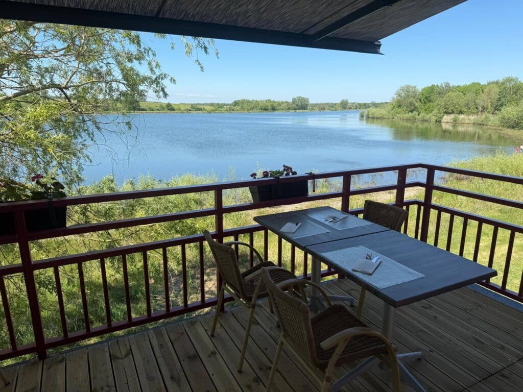 Profitez de notre terrasse au bord de l'étang