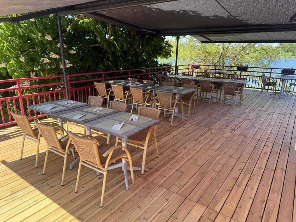 Profitez de notre terrasse au bord de l'étang à Gondrexange
